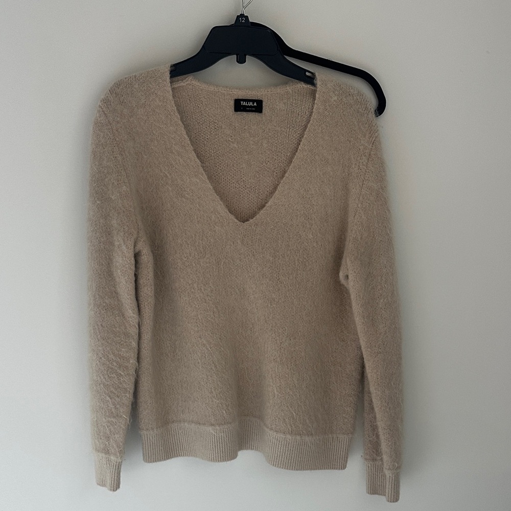 TALULAH Women's Beige V-Neck Sweater